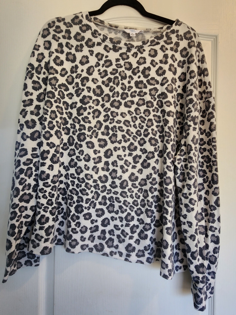 Time and Tru White and Gray Leopard Print Knit Top XL Euc